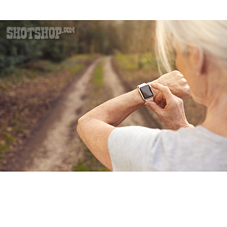 
                Seniorin, Spaziergang, Smartwatch                   