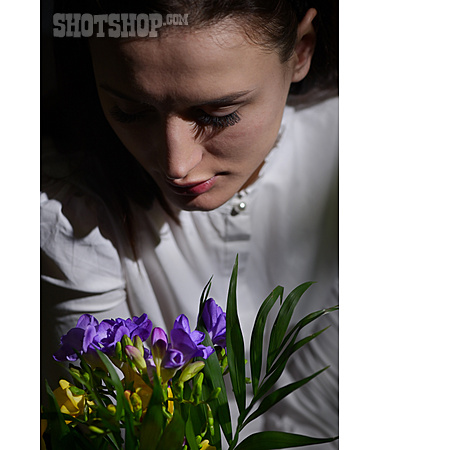 
                Junge Frau, Blumenstrauß                   