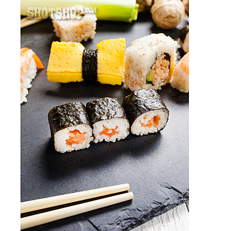
                Sushiplatte, Inside-out-rolls, Tamagoyaki, Nigiri-sushi                   