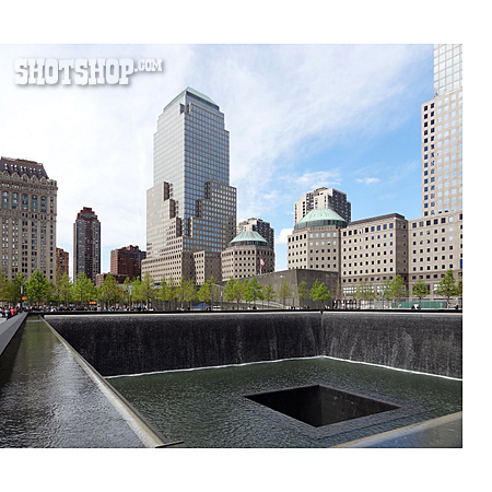 
                Ground Zero, National September 11 Memorial, Gedenkbrunnen                   
