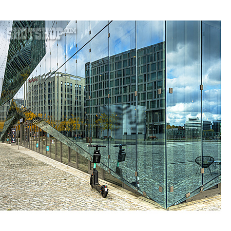 
                Spiegelung, Glasfassade, Moderne Architektur                   