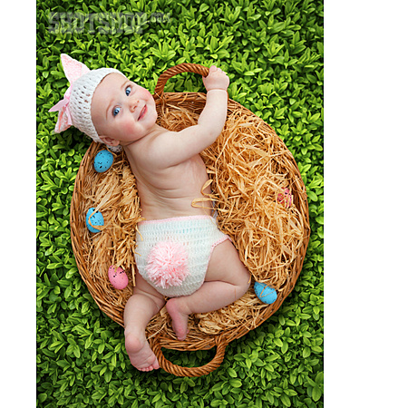 
                Baby, Osternest, Fotoshooting                   