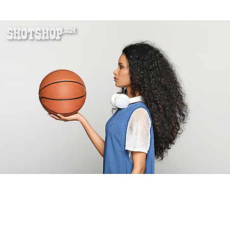 
                Junge Frau, Kopfhörer, Basketball                   