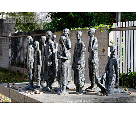 
                Berlin, Jüdischer Friedhof, Bronzestatue, Jüdische Opfer Des Faschismus, Will Lammert                   
