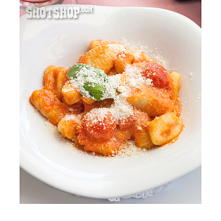 
                Tomatensauce, Parmesan, Gnocchi                   
