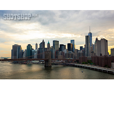 
                New York, Manhattan, East River                   