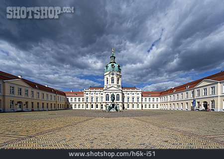 
                Schloss Charlottenburg, Ehrenhof                   