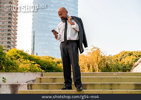 
                Mann, Anzug, Mobile Kommunikation, Smartphone                   