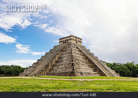 
                Pyramide, Maya, Chichen Itza, Yucatán                   