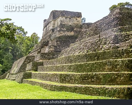 
                Stufenpyramide, Maya-ruine, Caracol                   