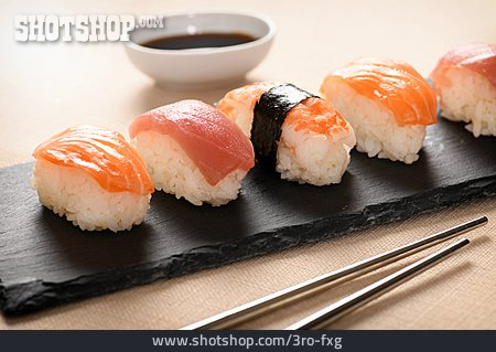 
                Lachs, Nigiri-sushi                   