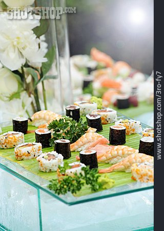 
                Sushi, Sushi-platte, Inside-out-rolls, Ura-maki, Nigiri-sushi                   