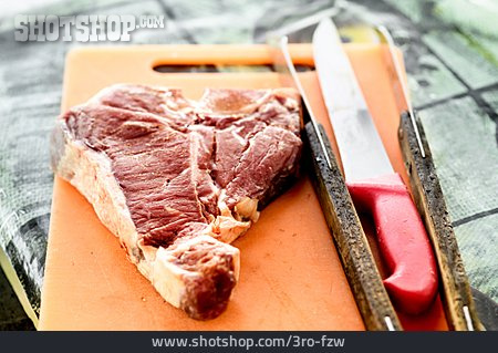 
                Schneidebrett, Küchenmesser, T-bone-steak                   