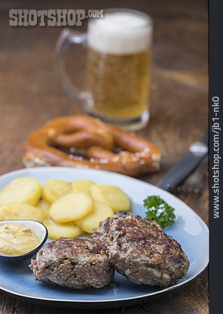 
                Abendessen, Bayerische Küche, Fleischpflanzerl                   