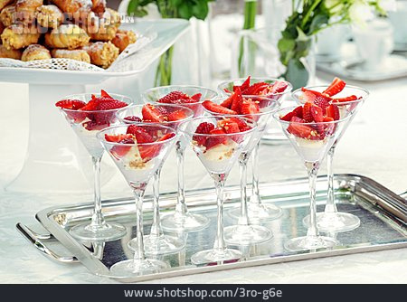 
                Dessert, Süßspeise, Erdbeeren                   