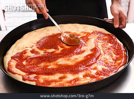 
                Tomatensauce, Pizza, Pizzateig, Bestreichen                   
