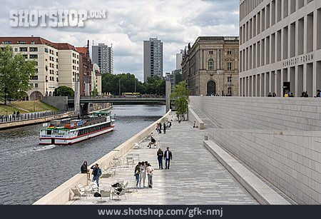 
                Berlin, Spree, Uferpromenade, Humboldt Forum                   