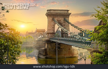 
                Sonnenaufgang, Budapest, Kettenbrücke                   