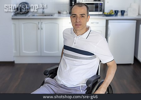 
                Mann, Rollstuhl                   