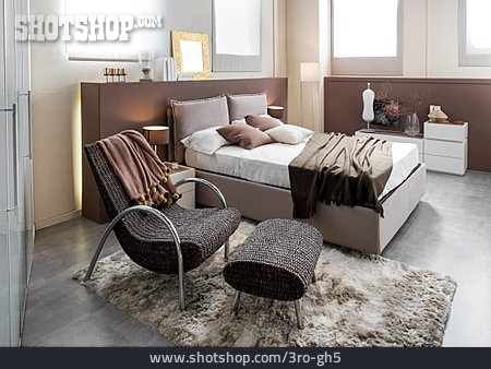 
                Sessel, Doppelbett, Schlafzimmer                   