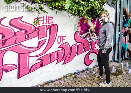 
                Graffiti, Sprayerin, Urban Art                   