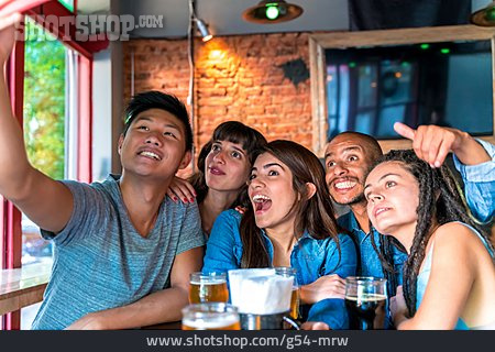 
                Bar, Freunde, Gruppenbild, Selfie                   