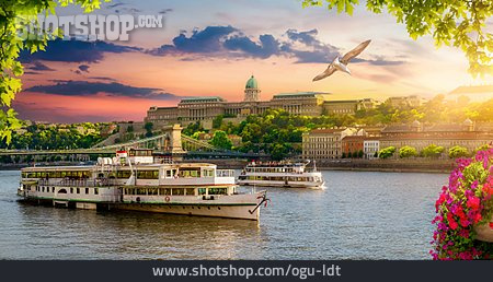 
                Ausflugsschiff, Donau, Budapest                   