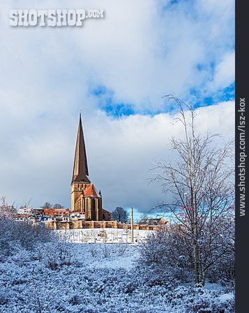 
                Winter, Petrikirche, Rostock                   