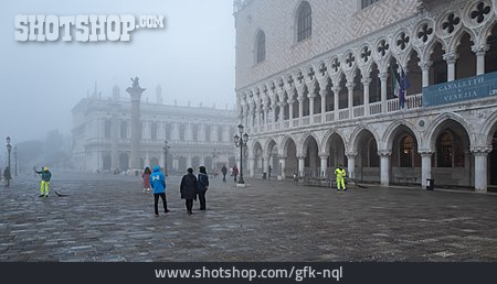 
                Venedig, Markusplatz, Regenwetter                   