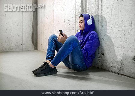 
                Teenager, Isoliert, Kopfhörer, Smartphone, Musik Hören                   