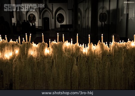 
                Kirche, Kerzenlicht, Mystik                   