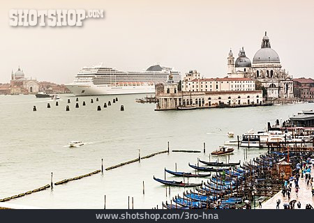 
                Kreuzfahrtschiff, Venedig, Canale Grande, Santa Maria Della Salute                   