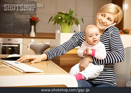 
                Frau, Mutter, Telefonieren, Multitasking, Homeoffice                   