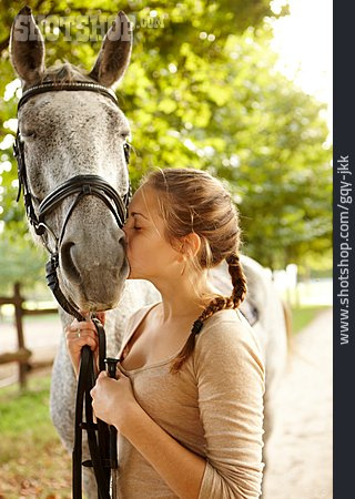 
                Pferd, Zuneigung, Kuss, Reiterin, Pferdeliebe                   