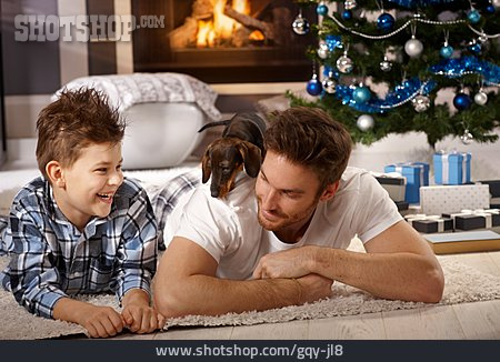 
                Vater, Zuhause, Dackel, Sohn, Weihnachtsgeschenk                   