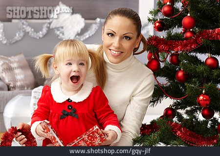 
                Mutter, Freude, Tochter, Bescherung, Auspacken, Weihnachtsgeschenk                   