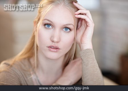 
                Blonde Haare, Blaue Augen, Porträt                   