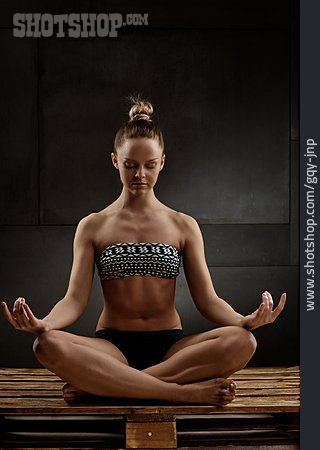 
                Entspannung, Meditation, Yoga, Schneidersitz                   