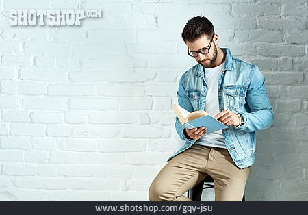 
                Mann, Buch, Lesen                   