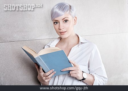 
                Junge Frau, Buch, Lesen                   