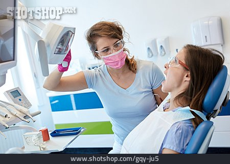 
                Behandlung, Zahnarztpraxis, Zahnärztin                   
