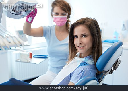 
                Lächeln, Patientin, Zahnärztin                   