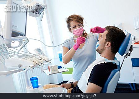 
                Patient, Behandlung, Zahnarztpraxis, Zahnärztin                   