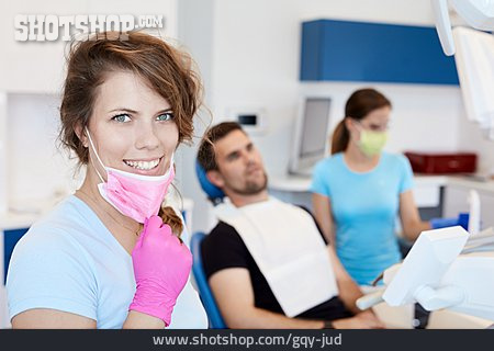 
                Lächeln, Mundschutz, Zahnmedizin, Zahnärztin, Zahnarzthelferin                   