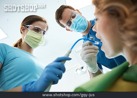 
                Zahnbehandlung, Zahnarztpraxis, Absaugen                   