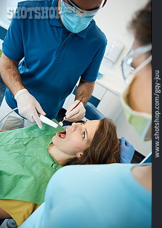 
                Zahnbehandlung, Zahnarzt, Patientin                   
