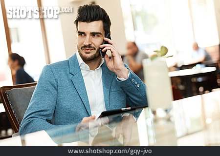 
                Geschäftsmann, Café, Telefonieren                   