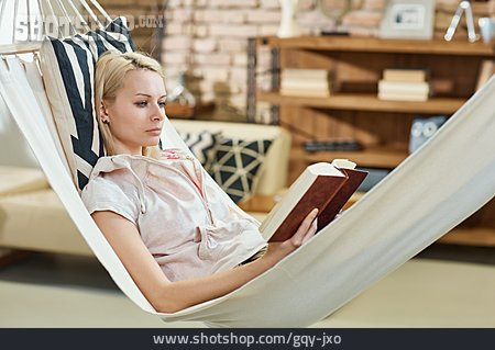 
                Frau, Zuhause, Lesen                   