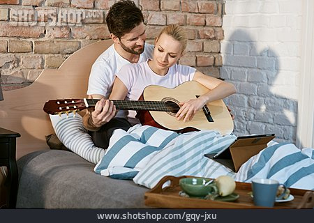 
                Paar, Romantisch, Gemeinsam, Gitarre Spielen                   