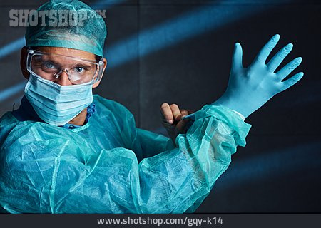 
                Arzt, Schutzbrille, Schutzkleidung, Anziehen, Chirurg, Op-bekleidung                   